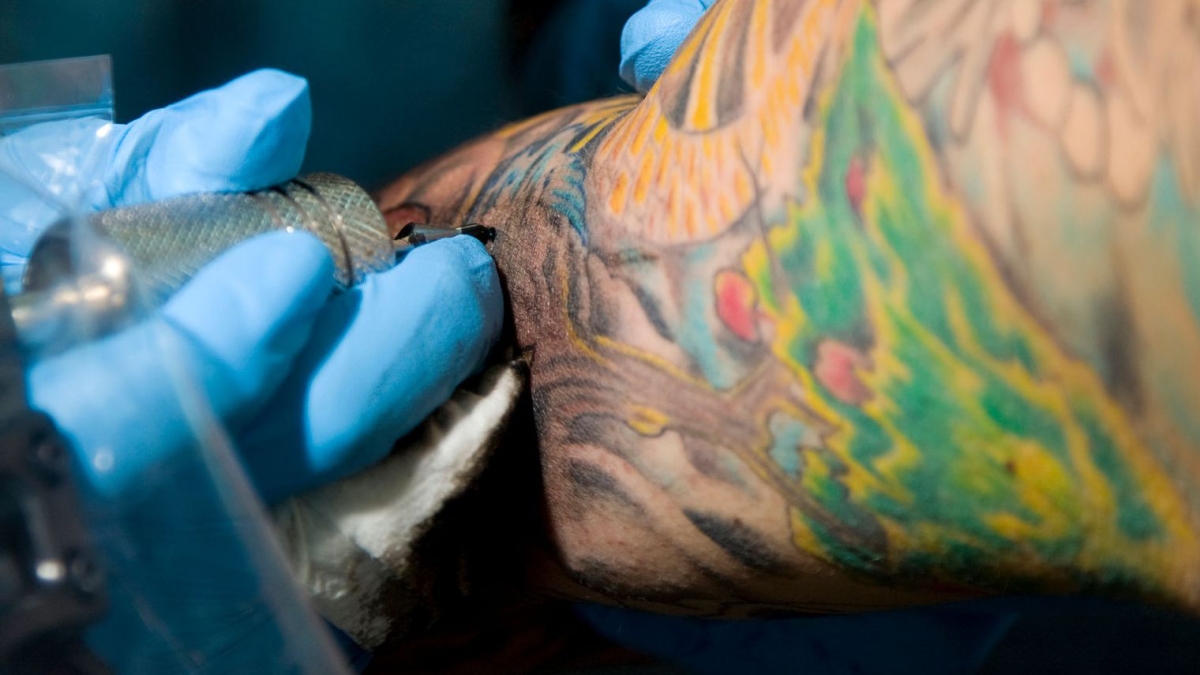 Tatouage : pourquoi les encres de couleur seront bient&ocirc;t interdites