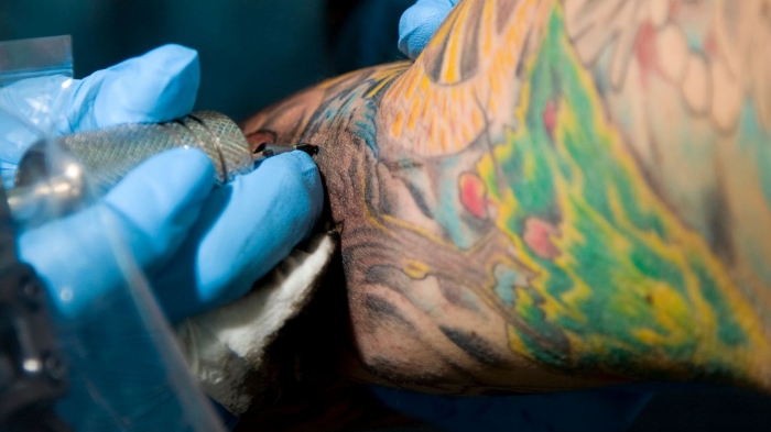 Tatouage : pourquoi les encres de couleur seront bientôt interdites